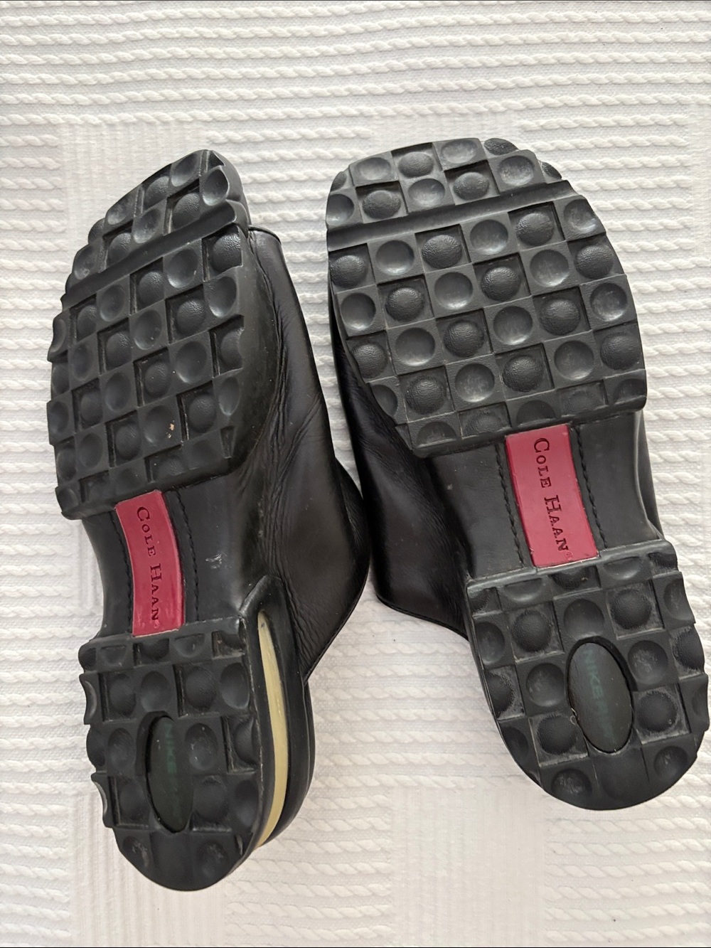 Cole Haan ladies Black Leather Slide Sandals with Wide Strap. 7.5B - Picture 2 of 4